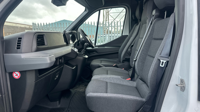 Renault Master Mwb Diesel Fwd MM35 Blue dCi 130 Advance Medium Roof Van